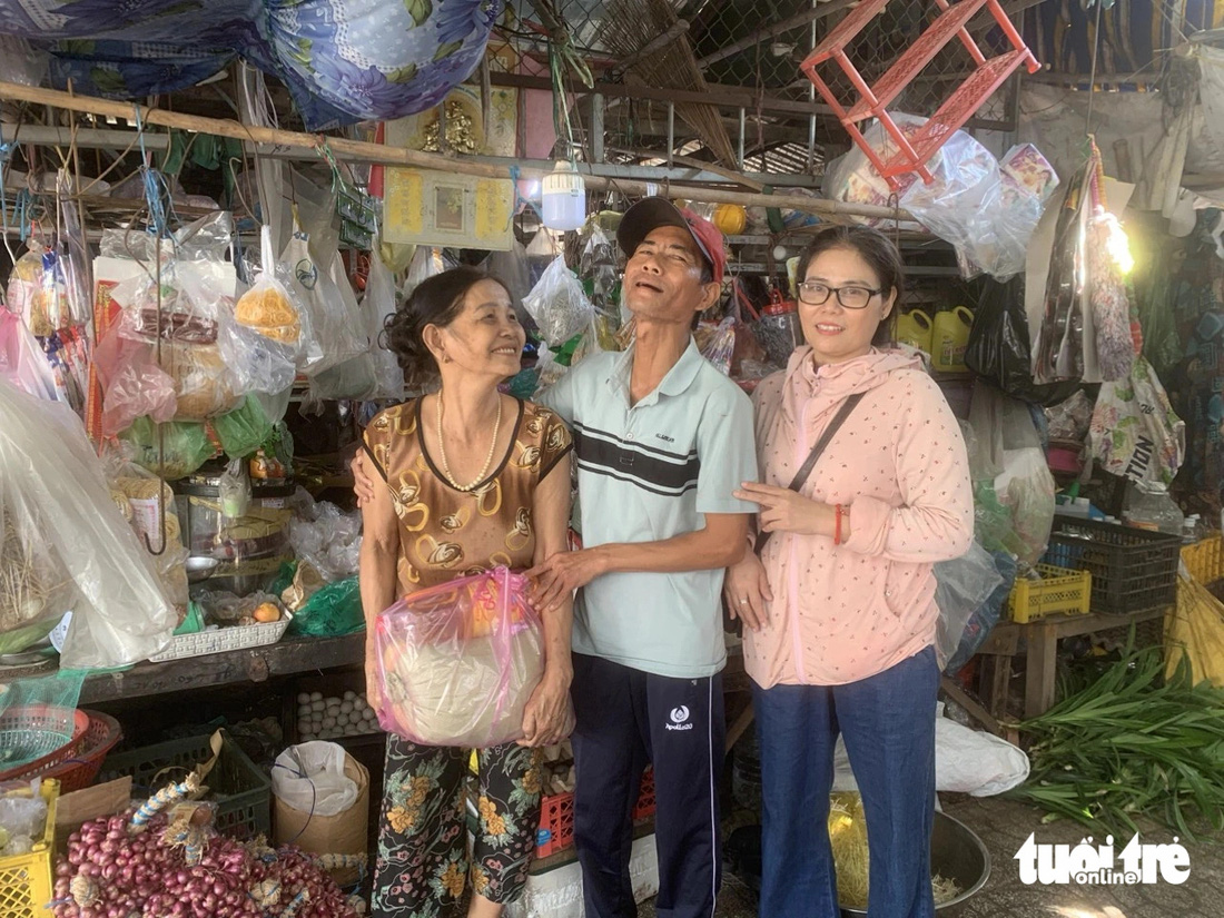 Anh Chung và chị ruột tặng quà cảm ơn các tiểu thương nơi xóm chợ Phường 6, Trà Vinh đã cưu mang anh, để trở về Đà Nẵng - Ảnh: Gia đình cung cấp