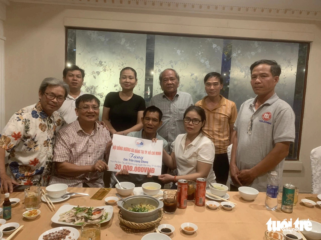 Biết gia đình hoàn cảnh khó khăn, hội đồng hương Đà Nẵng ở TP.HCM tặng sổ tiết kiệm cho anh Chung và lo các chi phí cho gia đình vào đón anh Chung trở về - Ảnh: Gia đình cung cấp