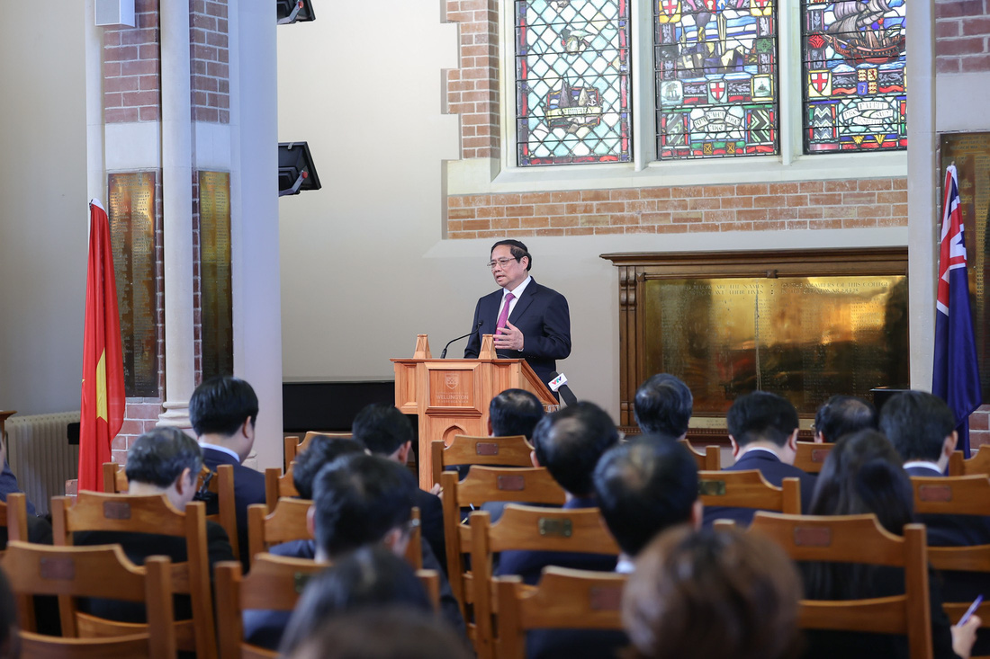 Thủ tướng Phạm Minh Chính phát biểu chính sách tại Đại học Victoria, trường đại học lâu đời và uy tín nhất New Zealand, ngày 11-3 - Ảnh: NHẬT BẮC