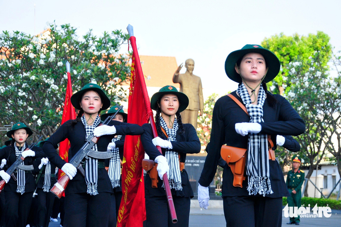 Nữ dân quân TP.HCM luyện tập trước khi xuất quân tham gia diễu binh, diễu hành kỷ niệm 70 năm chiến thắng Điện Biên Phủ (7-5-1954 - 7-5-2024) - Ảnh: HỮU TÂN