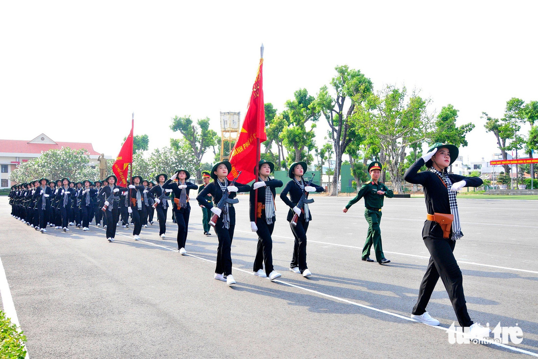 92 nữ dân quân TP.HCM đến Hà Nội huấn luyện diễu binh kỷ niệm chiến thắng Điện Biên Phủ- Ảnh 4.