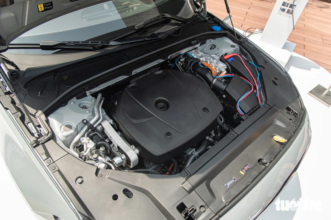 Xe được trang bị động cơ xăng 2.0L Turbocharge kết hợp động cơ điện, cho tổng công suất 462 mã lực và mô men xoắn 709Nm, mạnh nhất phân khúc sedan hạng sang cỡ trung. Động cơ này kết hợp với hộp số tự động 8 cấp Geartronic và hệ dẫn động bốn bánh toàn thời gian (AWD), mang đến khả năng tăng tốc 0-100km/h trong 4,8 giây, tương đương các mẫu xe thể thao.