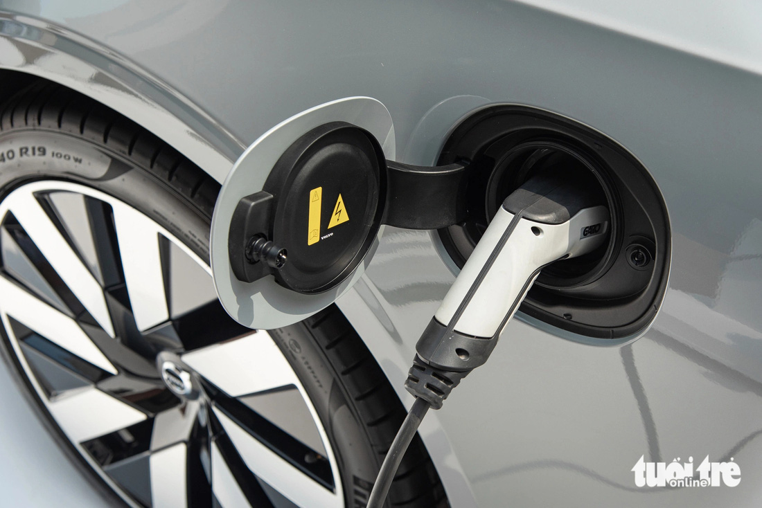 Bộ pin Lithium-ion 18,8 kW trên Volvo S90 Ultimate Recharge mang đến tầm di chuyển thuần điện 98km. Thông số này cao hơn XC60 Recharge và XC90 Recharge. Mức tiêu thụ xăng trung bình chỉ 1,4 lít/100km.
