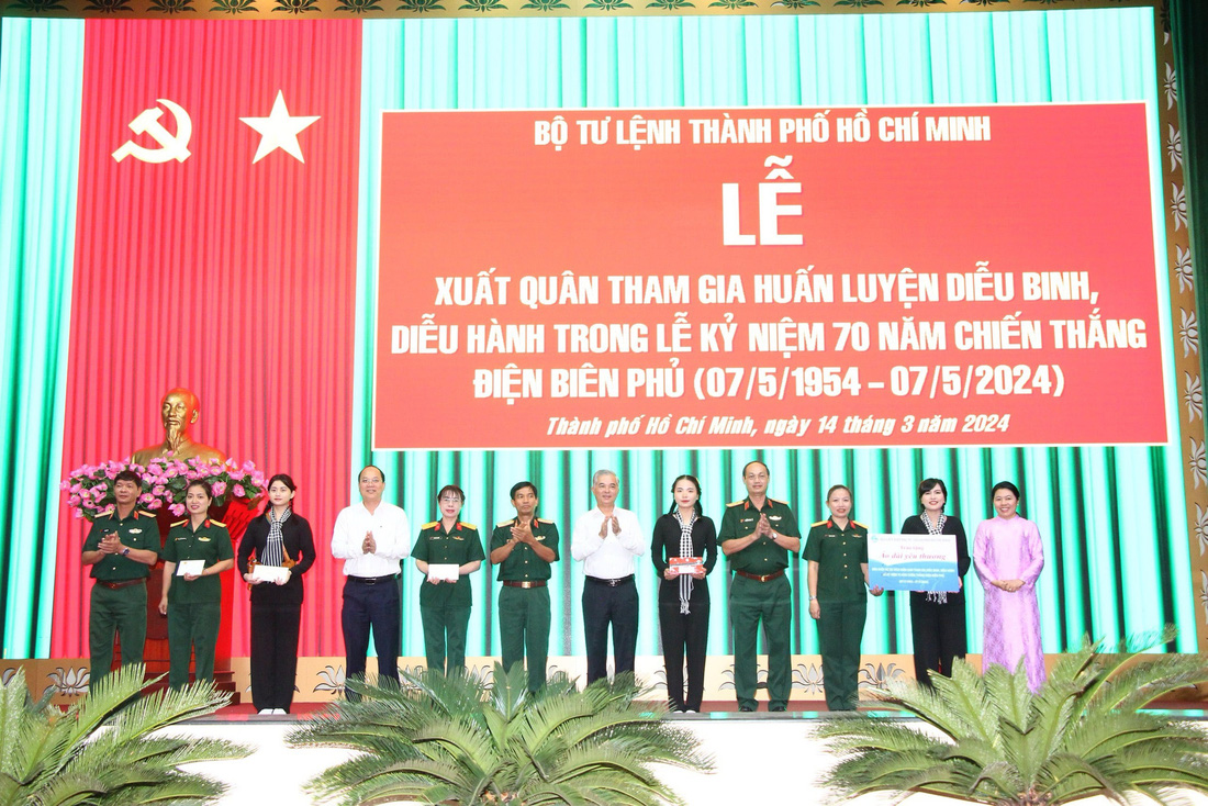 Lãnh đạo Thành ủy, UBND TP.HCM cùng lãnh đạo Bộ Tư lệnh TP.HCM trao quà động viên cho các nữ chiến sĩ trước khí ra Hà Nội huấn luyện nâng cao - Ảnh: HỮU TÂN 