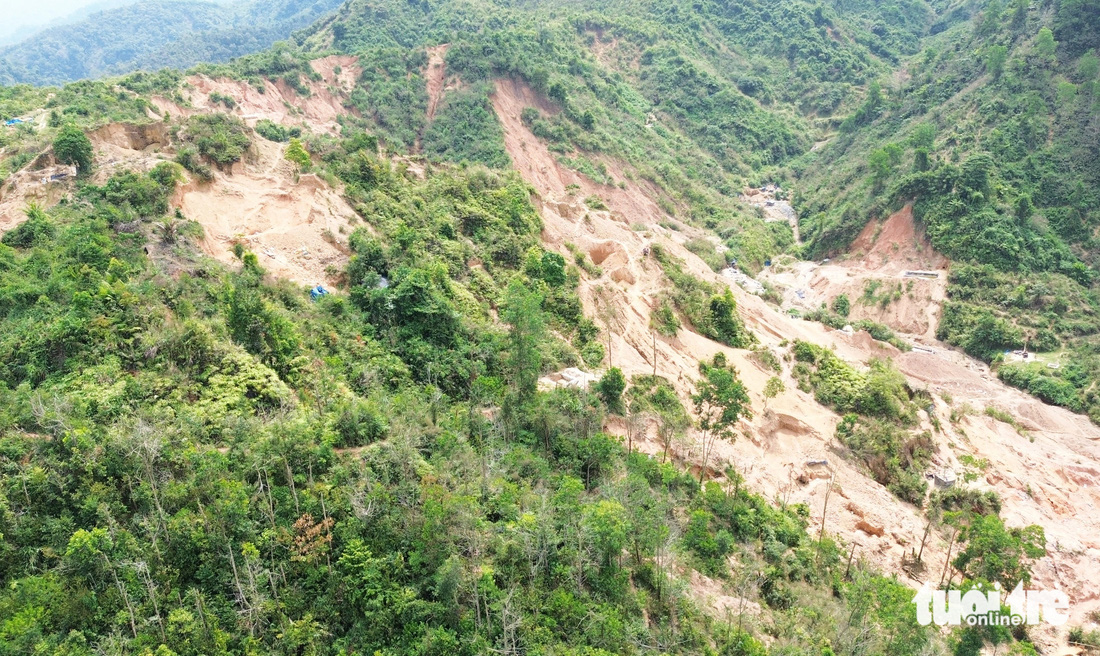 Nhìn từ trên cao, núi đồi ở khu vực bãi 5A, xã Phước Thành bị đào xới nham nhở - Ảnh: LÊ TRUNG