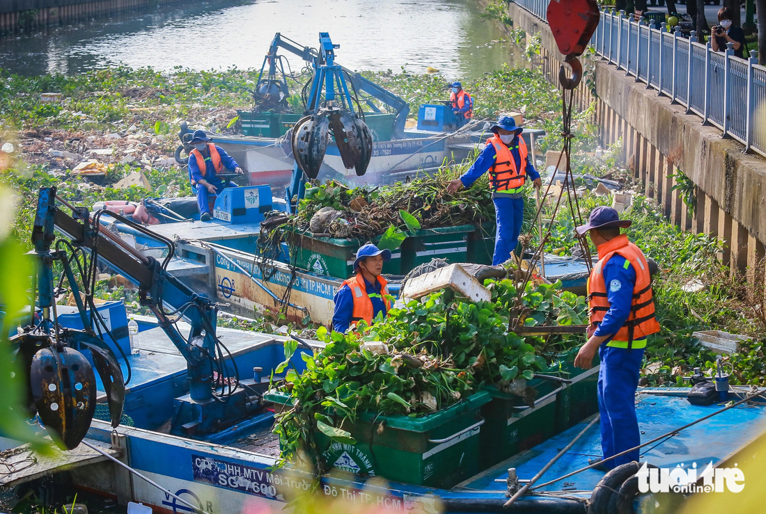 Sáng 15-3, đơn vị phụ trách vớt rác trên kênh Nhiêu Lộc - Thị Nghè đã điều 4 ca nô đến đoạn cầu số 1 để tổng lực làm việc