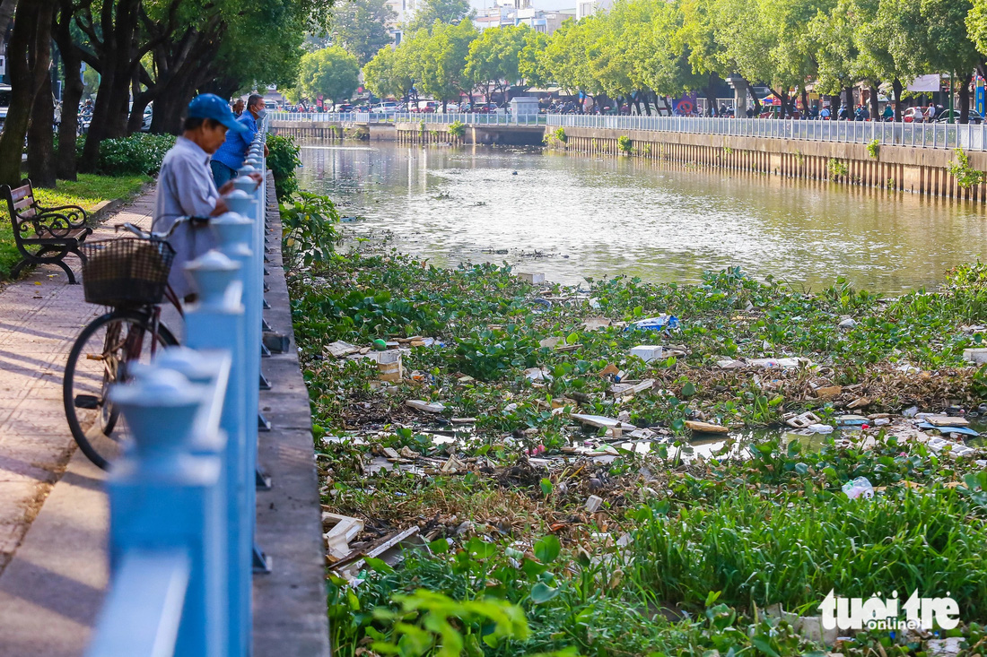 Người dân đến xem đội gom rác trên kênh Nhiêu Lộc - Thị Nghè làm việc sau hơn 1 tháng tạm ngưng