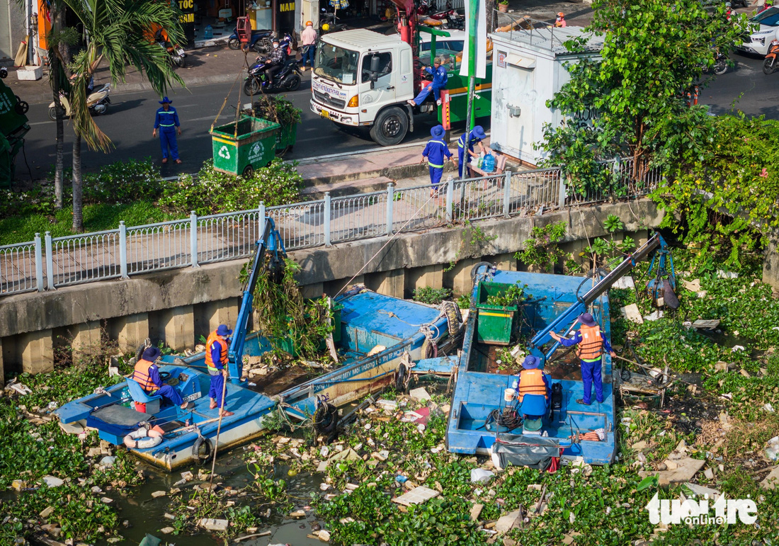 Xe cẩu đậu trên đường Hoàng Sa (quận Tân Bình) để hỗ trợ các ca nô gom rác, cẩu lên xe ép