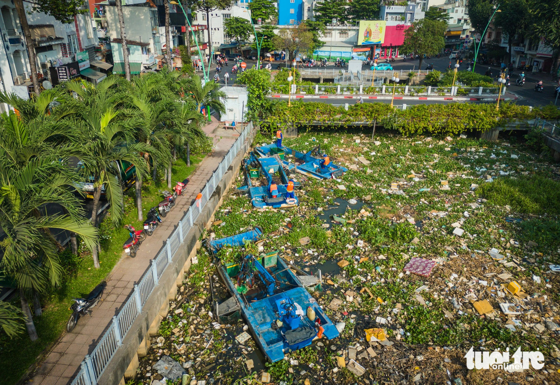 Đến trưa cùng ngày, các công nhân vẫn đang tiếp tục đẩy nhanh tiến độ vớt rác trên kênh Nhiêu Lộc - Thị Nghè