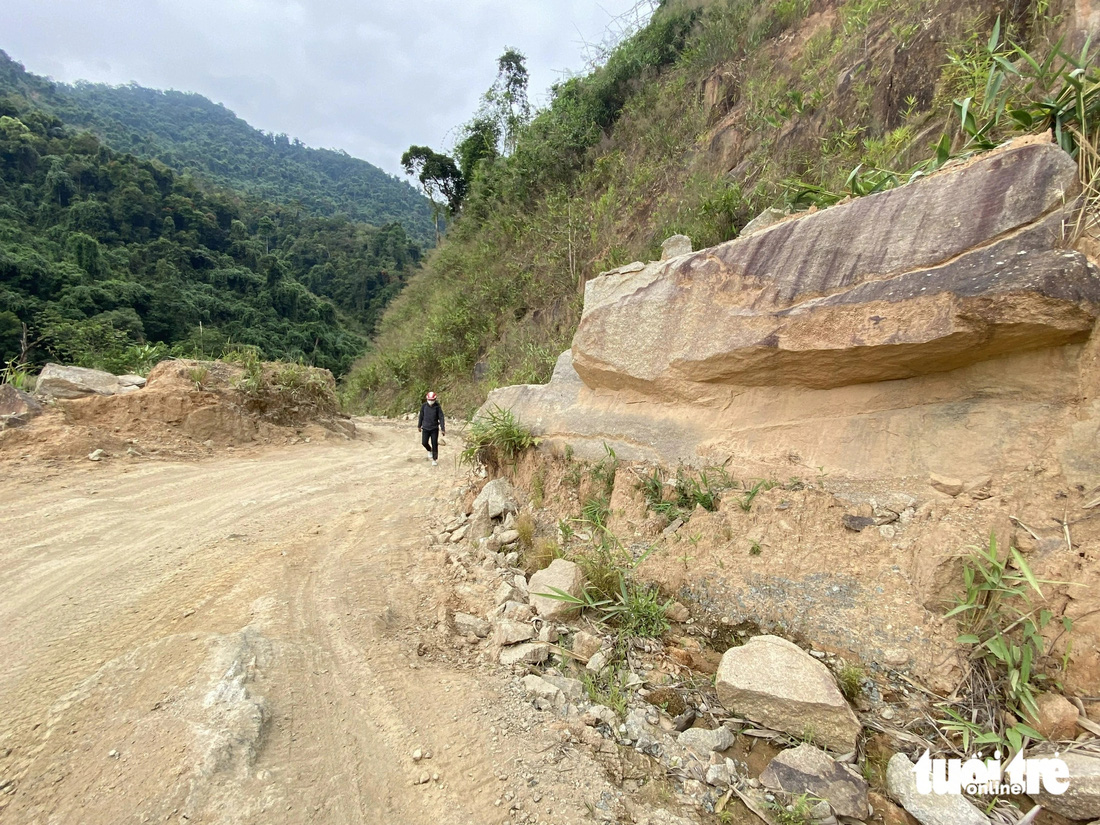 Dấu vết sạt lở đường ở xã Phước Lộc từ sau đợt mưa bão năm 2020 - Ảnh: LÊ TRUNG