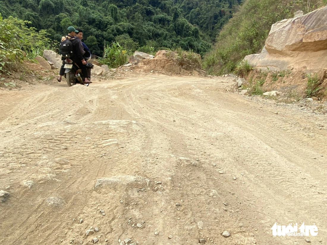 Tuyến đường ĐH5 qua xã Phước Lộc hư hỏng nặng - Ảnh: LÊ TRUNG