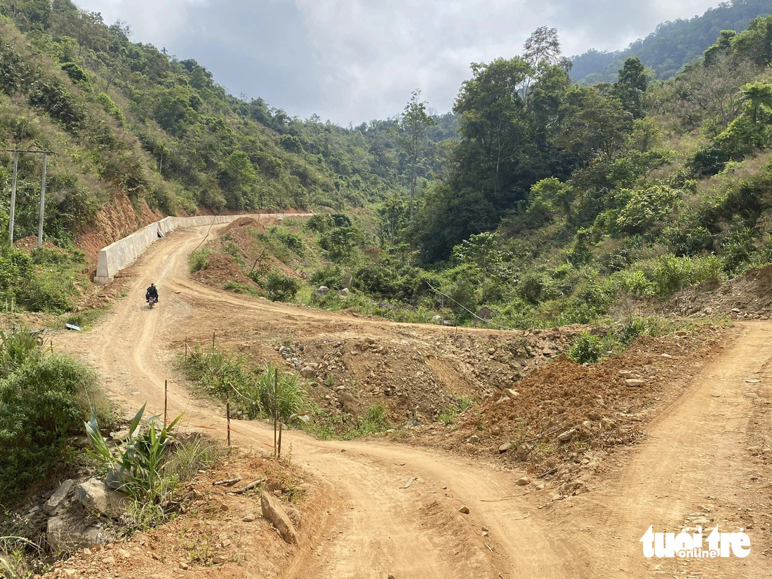 Các dự án tái thiết đường xá ở huyện Phước Sơn đều chậm tiến độ - Ảnh: LÊ TRUNG