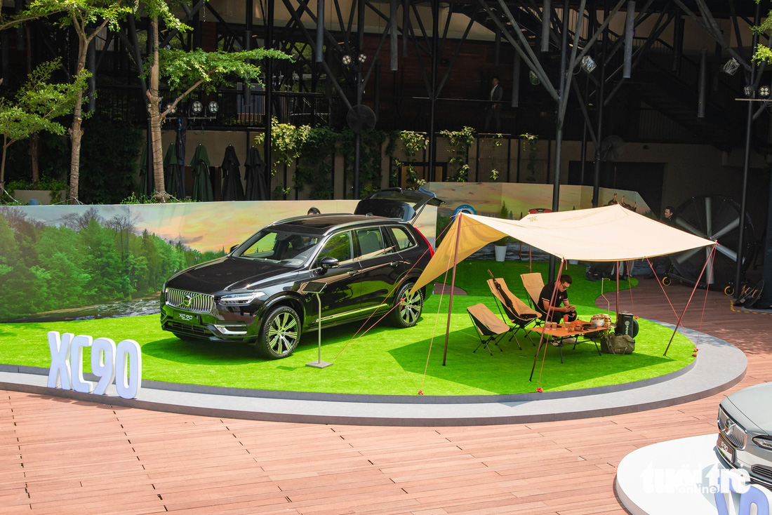 Ngoài S90 Ultimate Recharge, XC90 Recharge, mẫu xe đầu bảng của Volvo Việt Nam, hiện có giá 4,65 tỉ đồng, cũng xuất hiện tại triển lãm. Sau dải sản phẩm plug-in hybrid, hãng sẽ tiến tới kỷ nguyên xe điện, mở đầu bằng C40 hoặc EX30 vào cuối năm nay. Tại triển lãm, những chiếc xe Volvo được đặt giữa thảm cỏ xanh, bên cạnh con người - và những đồ đạc camping thân thiện môi trường, bền vững theo năm tháng - hòa mình vào thiên nhiên.