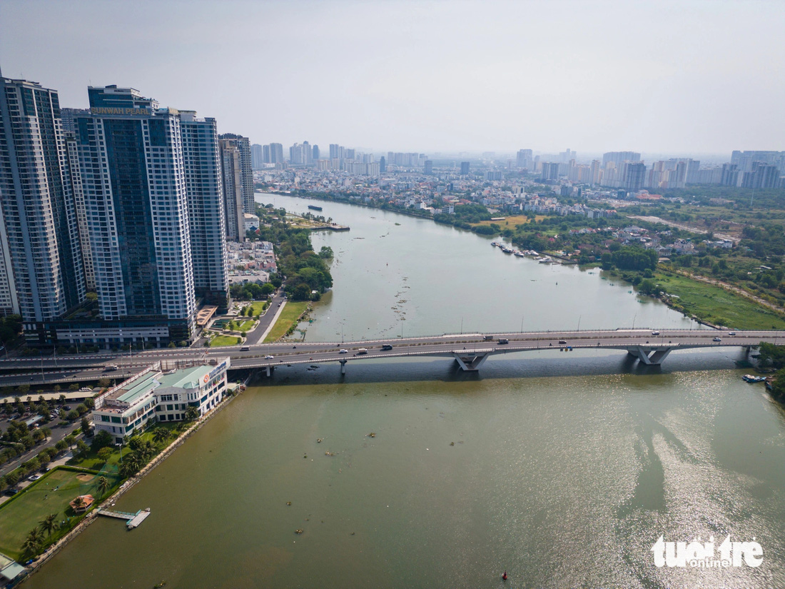 Đối với đoạn đường ven sông từ cầu Thủ Thiêm 1 đến cầu Sài Gòn gồm 4 dự án. Trong đó, dự án Vinhomes và khu dân cư chỉnh trang đô thị khu vực đầu cầu Thủ Thiêm 1 đường ven sông đã được đầu tư rộng 35m - Ảnh: ĐỨC PHÚ