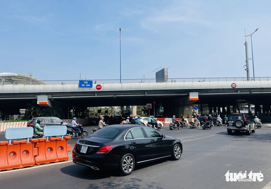 Kết thúc của tuyến này là khu vực giao nhau giữa đường Nguyễn Hữu Cảnh và đường qua khu đô thị Vinhomes Central Park dưới dạ cầu Sài Gòn - Ảnh: LÊ PHAN