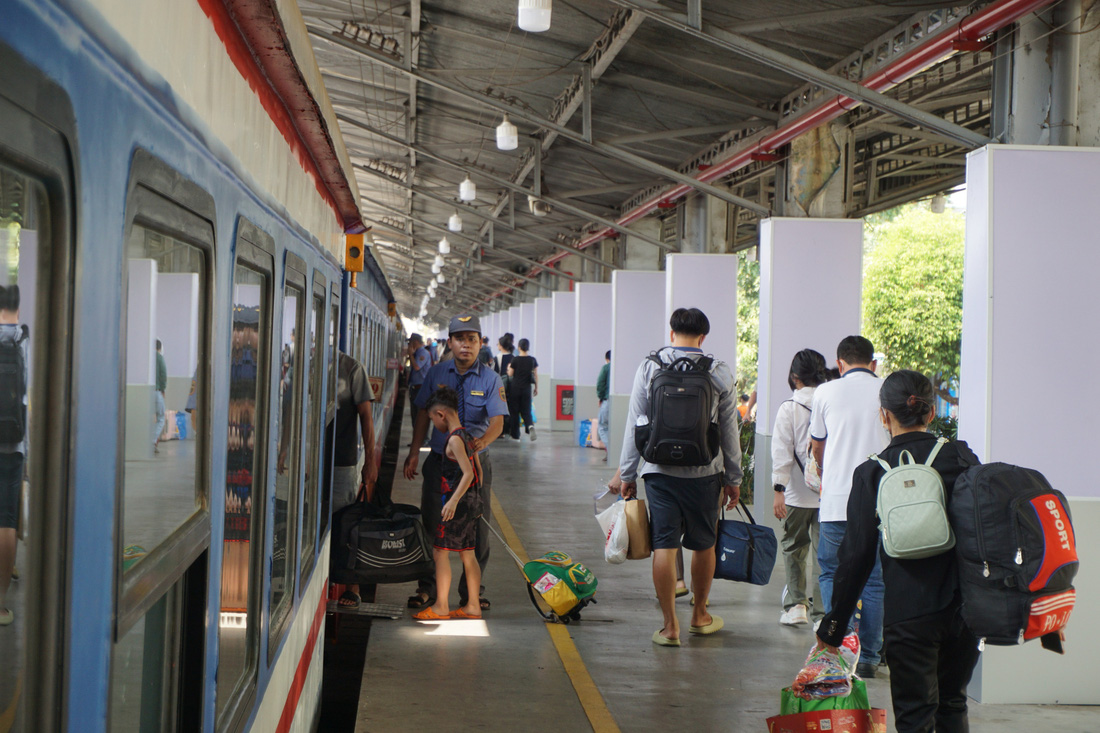 Người dân đi tàu ở ga Sài Gòn - Ảnh: ĐỨC PHÚ