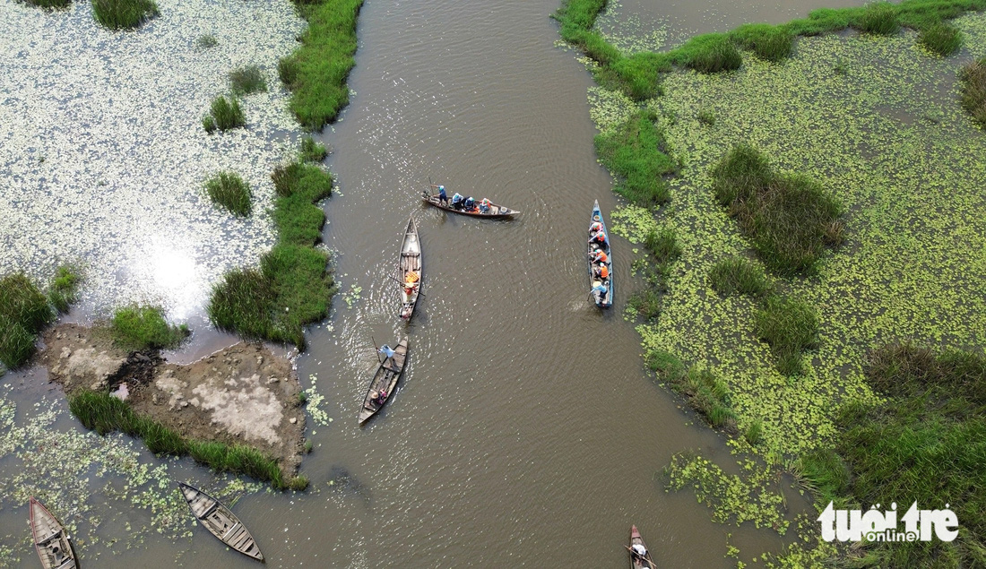 Người dân đi ghe ở sông Đầm - Ảnh: LÊ TRUNG