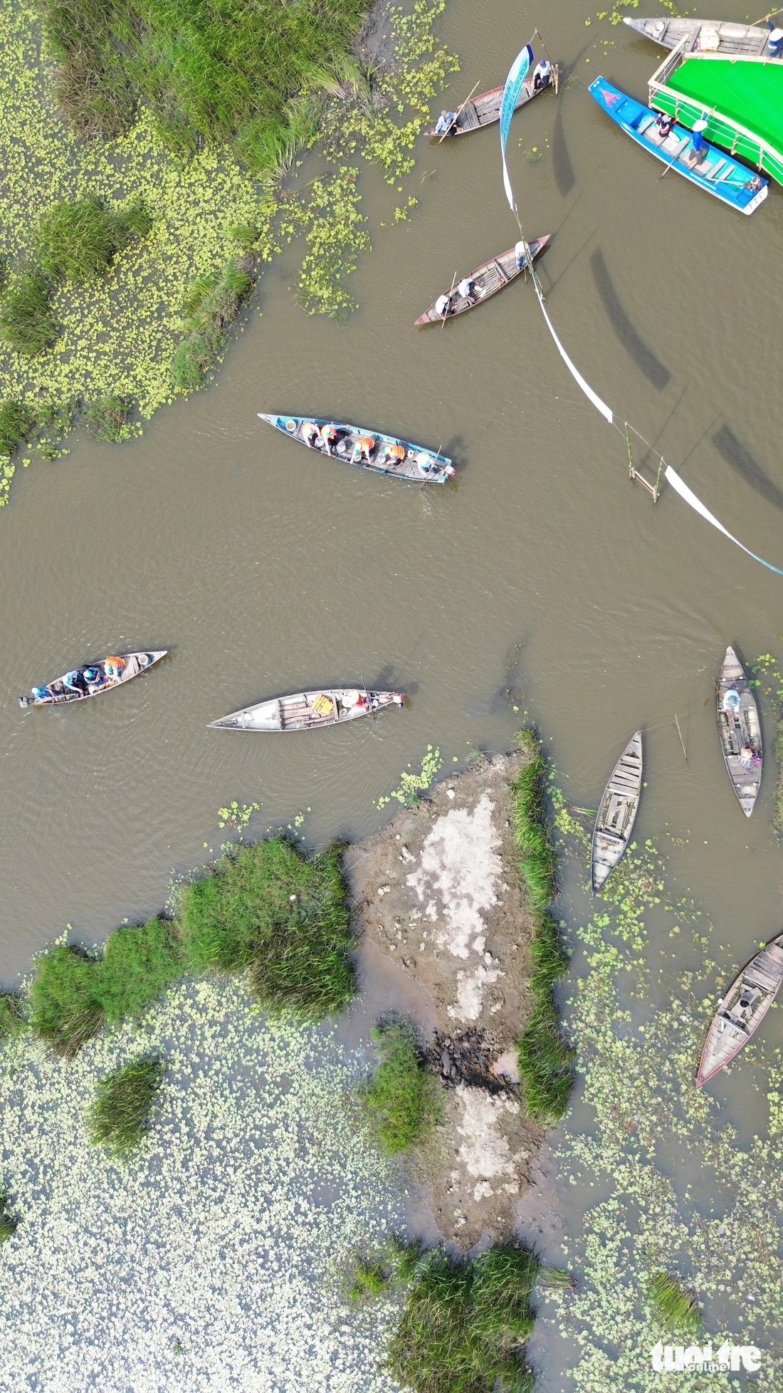 Ghe thuyền của người dân mưu sinh trên sông Đầm - Ảnh: LÊ TRUNG