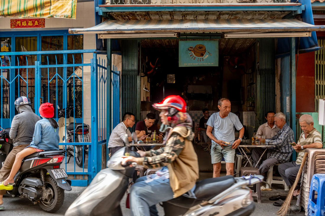 Cà phê Cheo Leo, một trong những quán cà phê lâu đời nhất ở Sài Gòn, phục vụ cà phê từ thập niên 1930 - Ảnh: Justin Mott