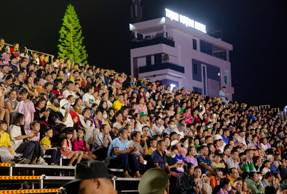 Hàng ngàn người dân, du khách đã đến Điện Biên trong ngày khai mạc - Ảnh: TRẦN DŨNG