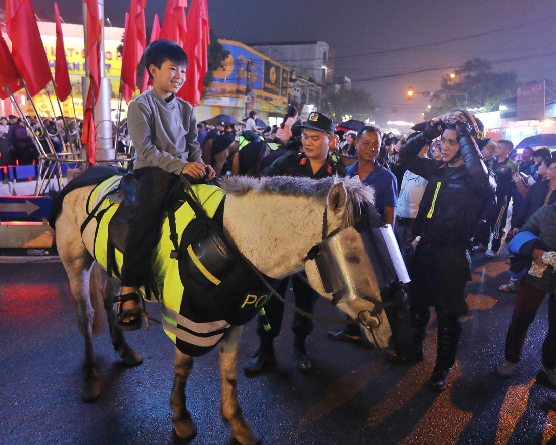 Đoàn cảnh sát cơ động kỵ binh giao lưu chụp ảnh lưu niệm với người dân - Ảnh: TTXVN