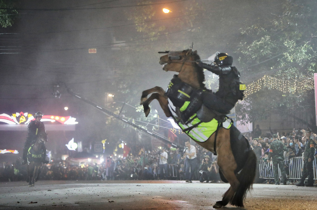 Màn biểu diễn của đội kỵ binh thuộc Đoàn cảnh sát cơ động kỵ binh - Ảnh: TTXVN