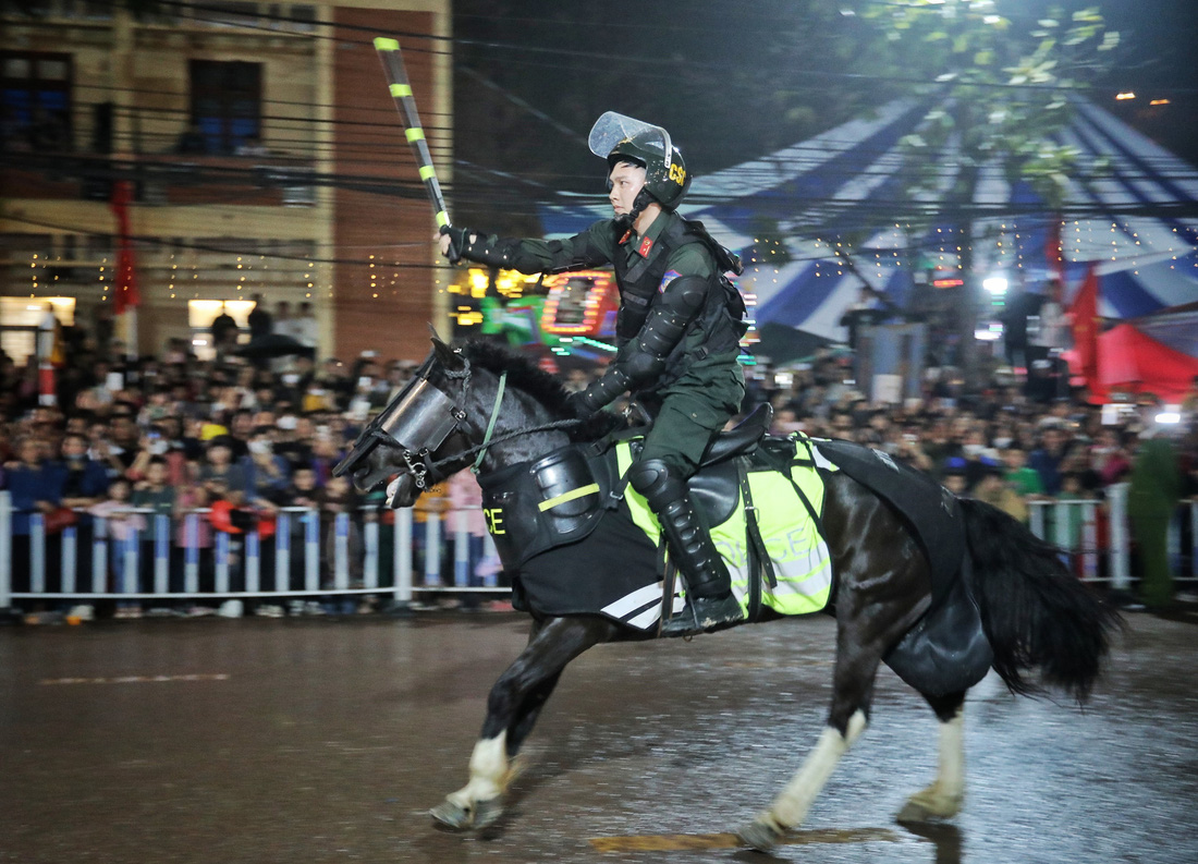 Màn biểu diễn của đội kỵ binh thuộc Đoàn cảnh sát cơ động kỵ binh - Ảnh: TTXVN