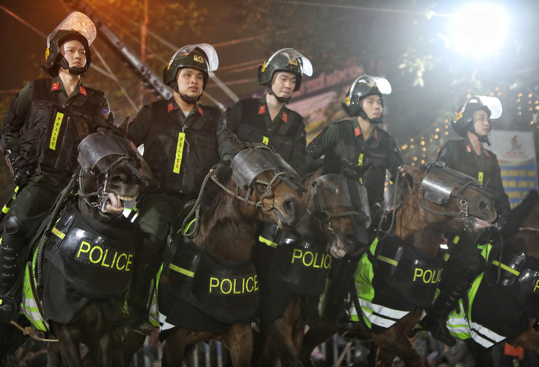 Màn biểu diễn của đội kỵ binh của Đoàn cảnh sát cơ động kỵ binh thuộc Bộ Tư lệnh Cảnh sát cơ động (Bộ Công an) - Ảnh: TTXVN