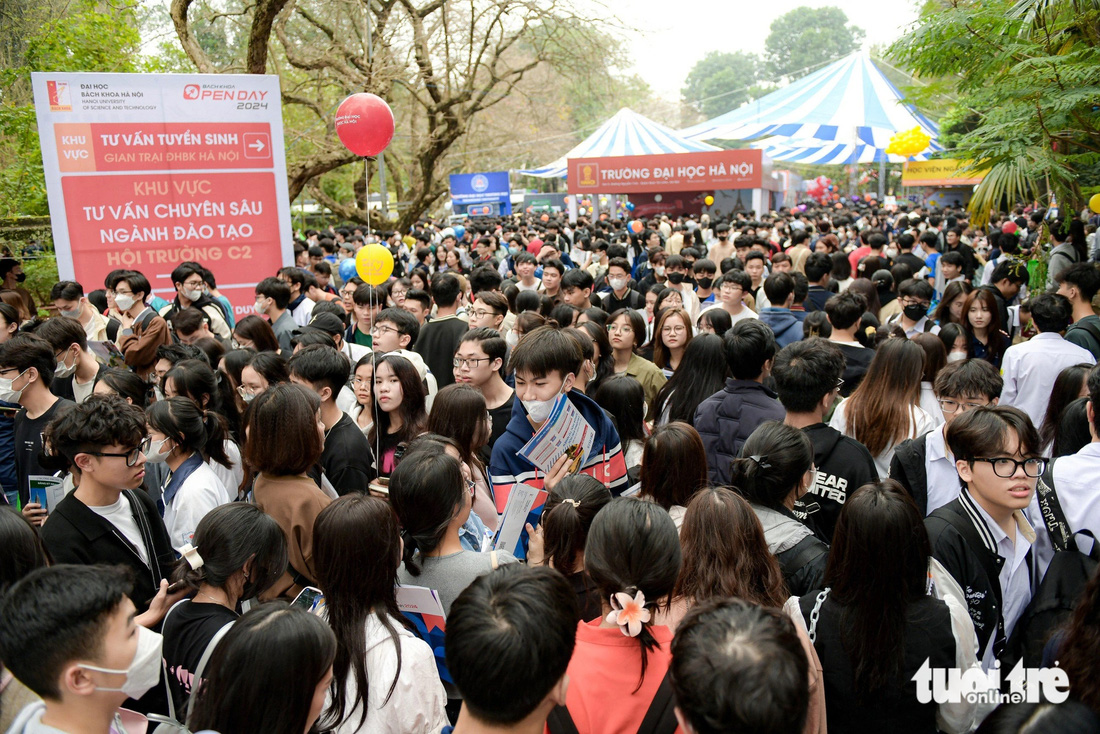 Khoảng 20.000 thí sinh và phụ huynh tham dự Ngày hội Tư vấn tuyển sinh - hướng nghiệp 2024 tại Hà Nội sáng 17-3  - Ảnh: NAM TRẦN