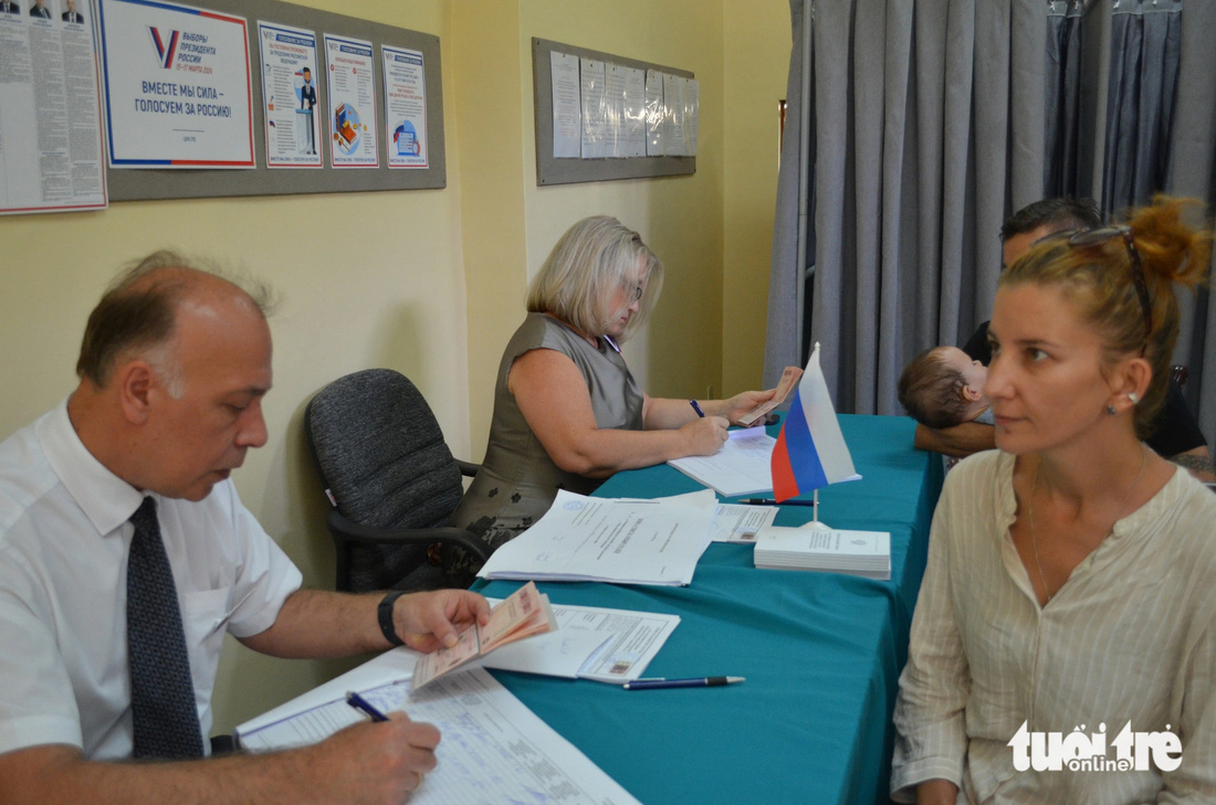 Chị Elena cùng chồng tại phòng bỏ phiếu bầu cử tại Tổng lãnh sự quán Nga ở TP.HCM - Ảnh: UYÊN PHƯƠNG