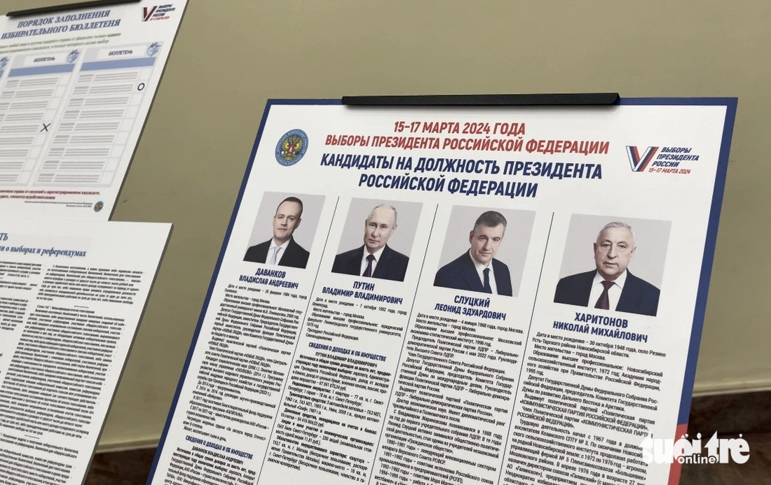 Thông tin về 4 ứng cử viên tổng thống Nga năm 2024 được đặt tại điểm bỏ phiếu ở Đại sứ quán Nga tại Hà Nội - Ảnh: THANH HIỀN