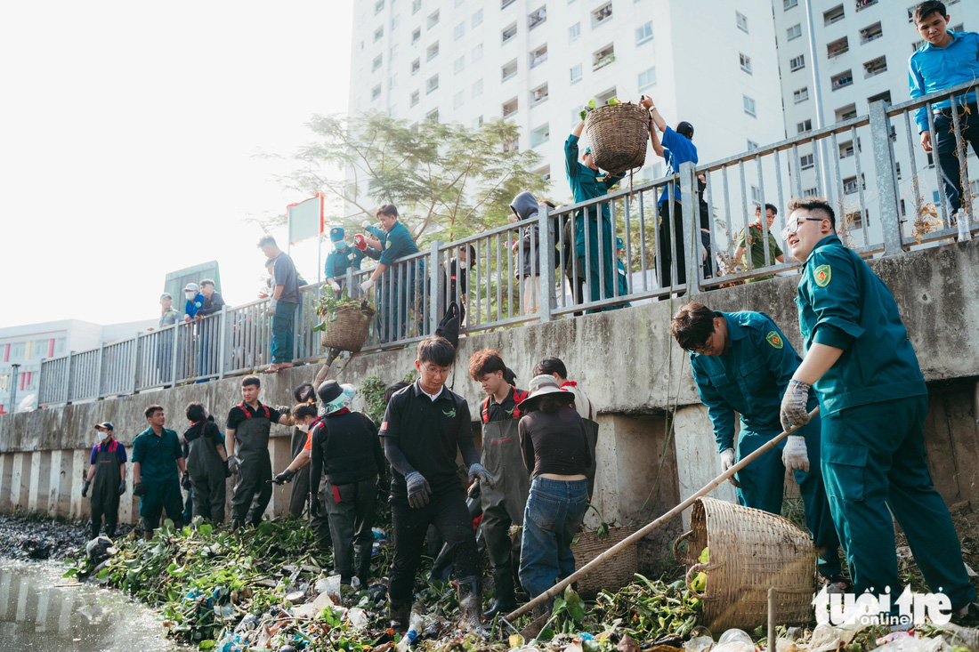 Đoàn viên, thanh niên, tình nguyện viên, các chiến sĩ trẻ lực lượng vũ trang cùng nhau chung sức hưởng ứng hoạt động &quot;Ngày chủ nhật xanh&quot; dọn dẹp rác tại tuyến rạch Lăng