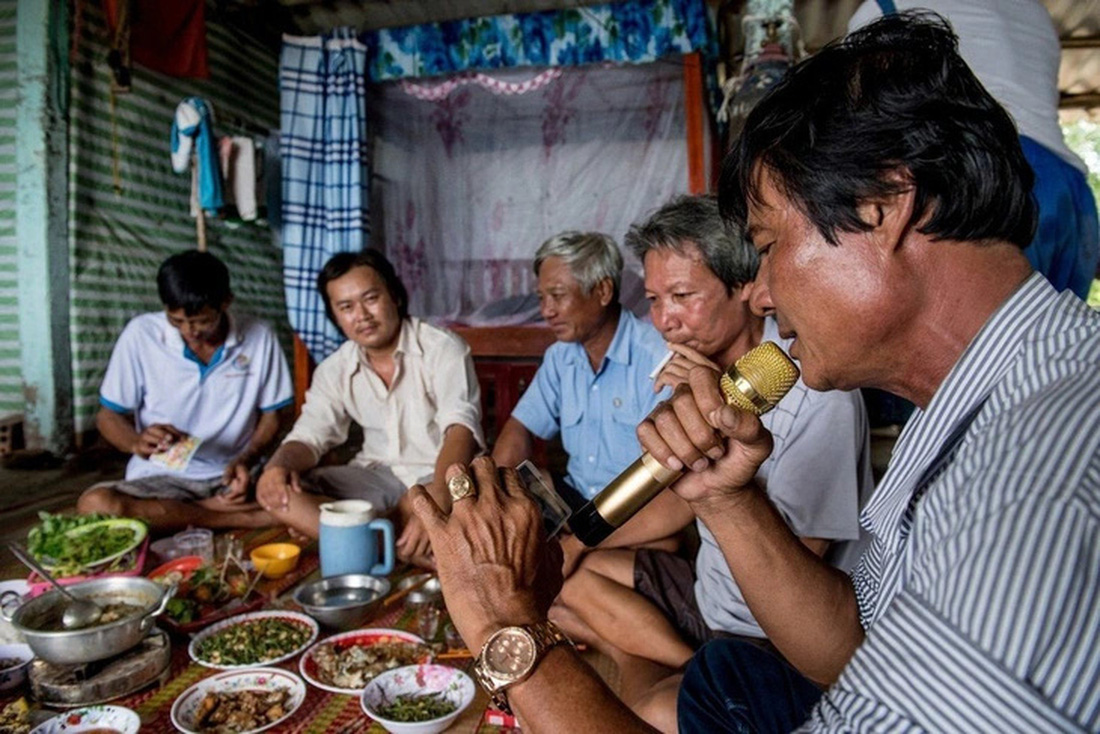 Tại Việt Nam và nhiều nước châu Á, karaoke đang trở thành "đại dịch" ám ảnh người dân và cơ quan chức năng - Ảnh: AFP