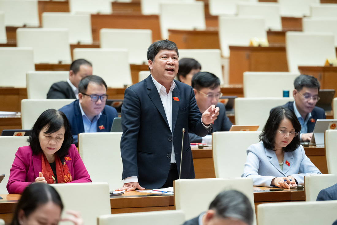 Đại biểu Tạ Văn Hạ - Đoàn đại biểu Quốc hội tỉnh Quảng Nam - tranh luận