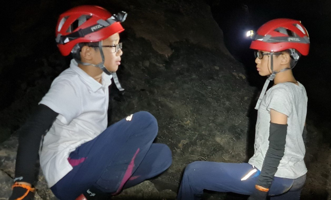 Trọng Nguyên và Khôi Nguyên trong một chuyến thám hiểm ở Quảng Bình. Anh Nguyện cho biết gia đình anh chú trọng đến việc cho con trải nghiệm và khám phá thiên nhiên - Ảnh: NVCC