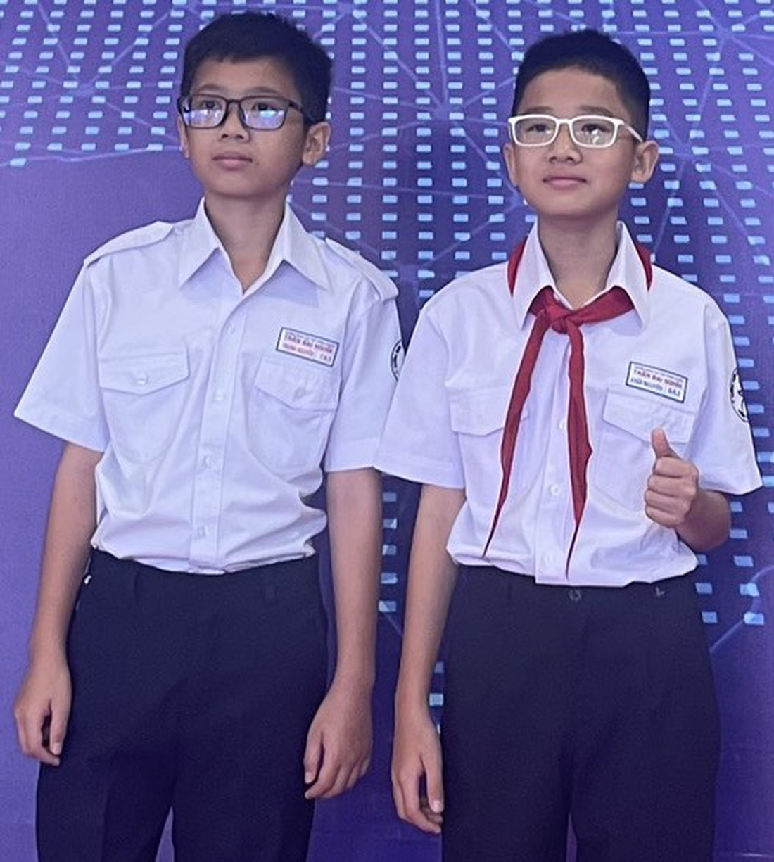 Bùi Trọng Nguyên (trái) và Bùi Khôi Nguyên - hai anh em ruột cùng đạt điểm toán cao nhất thế giới và đều thi đậu vào lớp 6 Trường chuyên Trần Đại Nghĩa - Ảnh: NVCC
