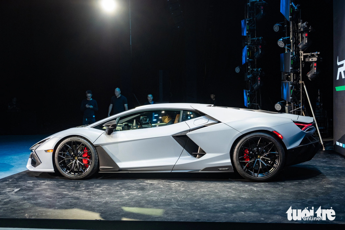 Lamborghini cho biết khung gầm của Revuelto nhẹ hơn 10% so với Aventador và khung phía trước nhẹ hơn 20% so với phiên bản nhôm trước đây. Độ cứng xoắn tăng 25% so với Aventador.