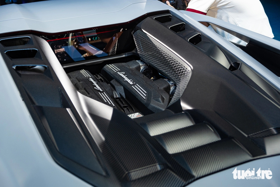 Lamborghini Revuelto vận hành dựa trên hệ thống HPEV bao gồm động cơ xăng V12 6.5L mới, mã L545, hút khí tự nhiên, ghép nối với 2 mô tơ điện đặt ở 2 bánh trước. Mô tơ điện thứ 3 được thiết kế để kết hợp với hộp số ly hợp kép 8 cấp mới, đóng vai trò là động cơ khởi động và máy phát điện.