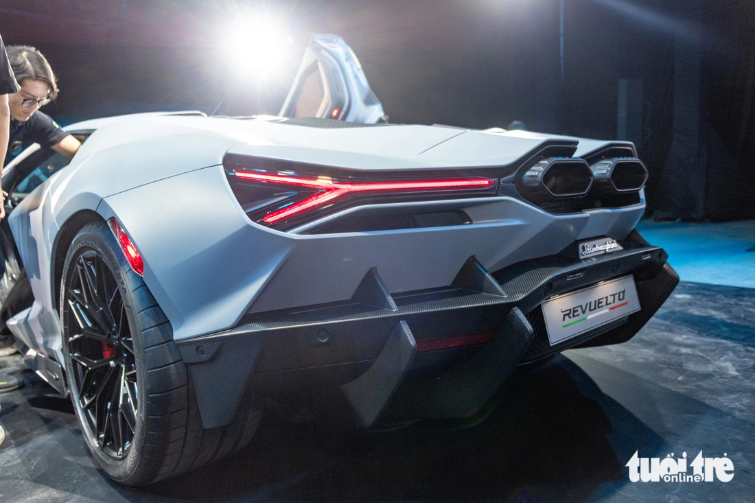 Lamborghini Revuelto có sức mạnh lên tới 1.001 mã lực. Với sức mạnh này, xe có thể tăng tốc 0-100km/h chỉ trong vòng 2,5 giây, 0-200km/h mất chưa tới 7 giây. Tốc độ tối đa 350km/h. Lượng khí thải CO2 giảm 30% so với Aventador Ultimae. Pin 3,8 kWh có thể tự sạc hoặc sạc 30 phút với nguồn điện ngoài.