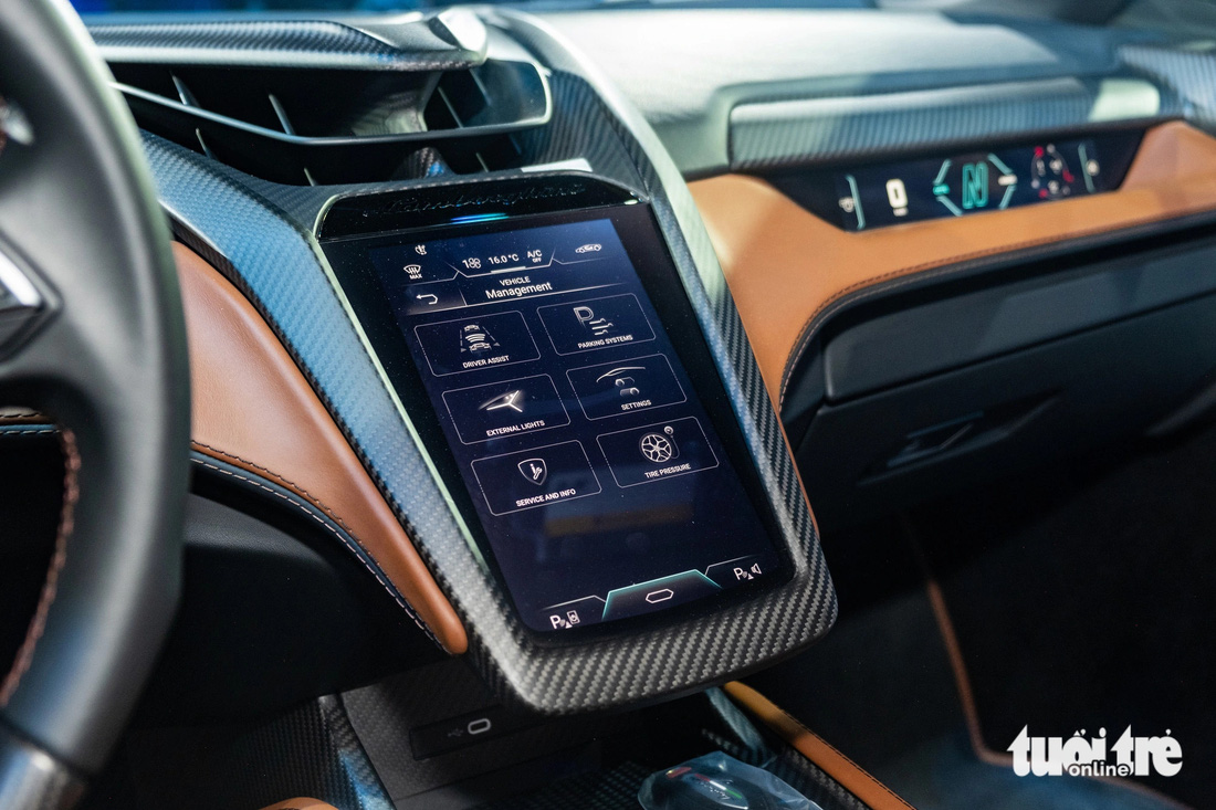 Lamborghini Revuelto sở hữu nội thất ấn tượng với nhiều thay đổi mang tính cách mạng. Bảng đồng hồ kỹ thuật số 12,3 inch và màn trung tâm 8,4 inch đặt dọc lơ lửng mang hơi hướm McLaren. Dải màn hình 9,1 inch ở bảng táp lô trước ghế phụ.