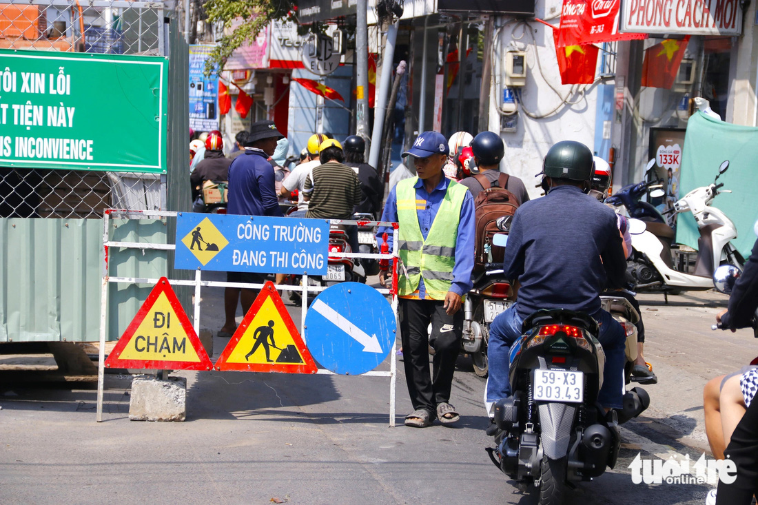 Lô cốt rào chắn bằng tôn bao quanh trên đường Võ Văn Ngân (TP Thủ Đức) khiến người dân gặp khó khăn trong việc đi lại - Ảnh: TIẾN QUỐC