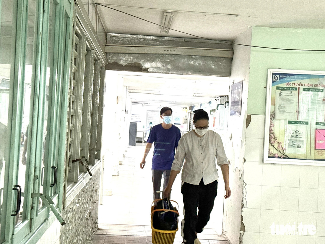 Lối hành lang chật hẹp, tiếng ồn từ công trình, bụi bặm liên tục dội xuống gây ảnh hưởng đến người bệnh và nhân viên y tế - Ảnh: THU HIẾN