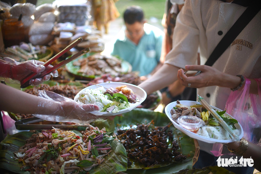 Không khí rất náo nhiệt ở các quầy ăn uống gồm những món ăn thân thương của người Bình Định - Ảnh: LÂM THIÊN