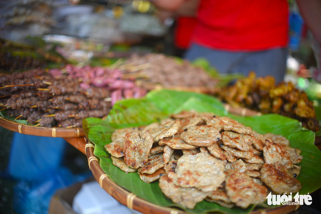 Những món ăn mang hương vị quê nhà của Bình Định tại ngày hội - Ảnh: LÂM THIÊN