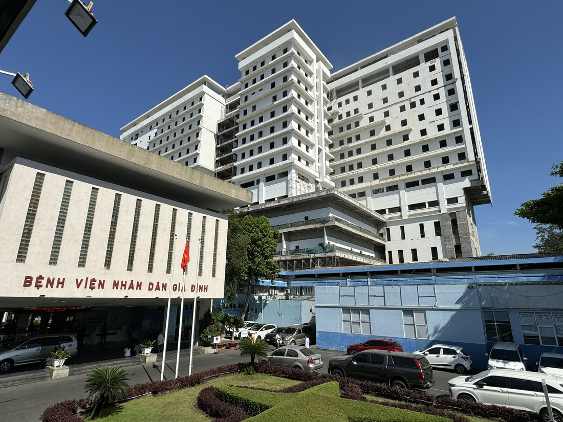 Khu điều trị nội trú mới gồm hai khối nhà 15 tầng của Bệnh viện Nhân dân Gia Định thi công ì ạch, nhiều lần chậm tiến độ - Ảnh: THU HIẾN