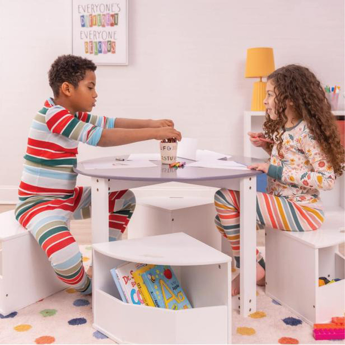 Bộ bàn ghế hai trong một với thiết kế linh hoạt dùng đựng đồ chơi cho trẻ - Ảnh: HGTV
