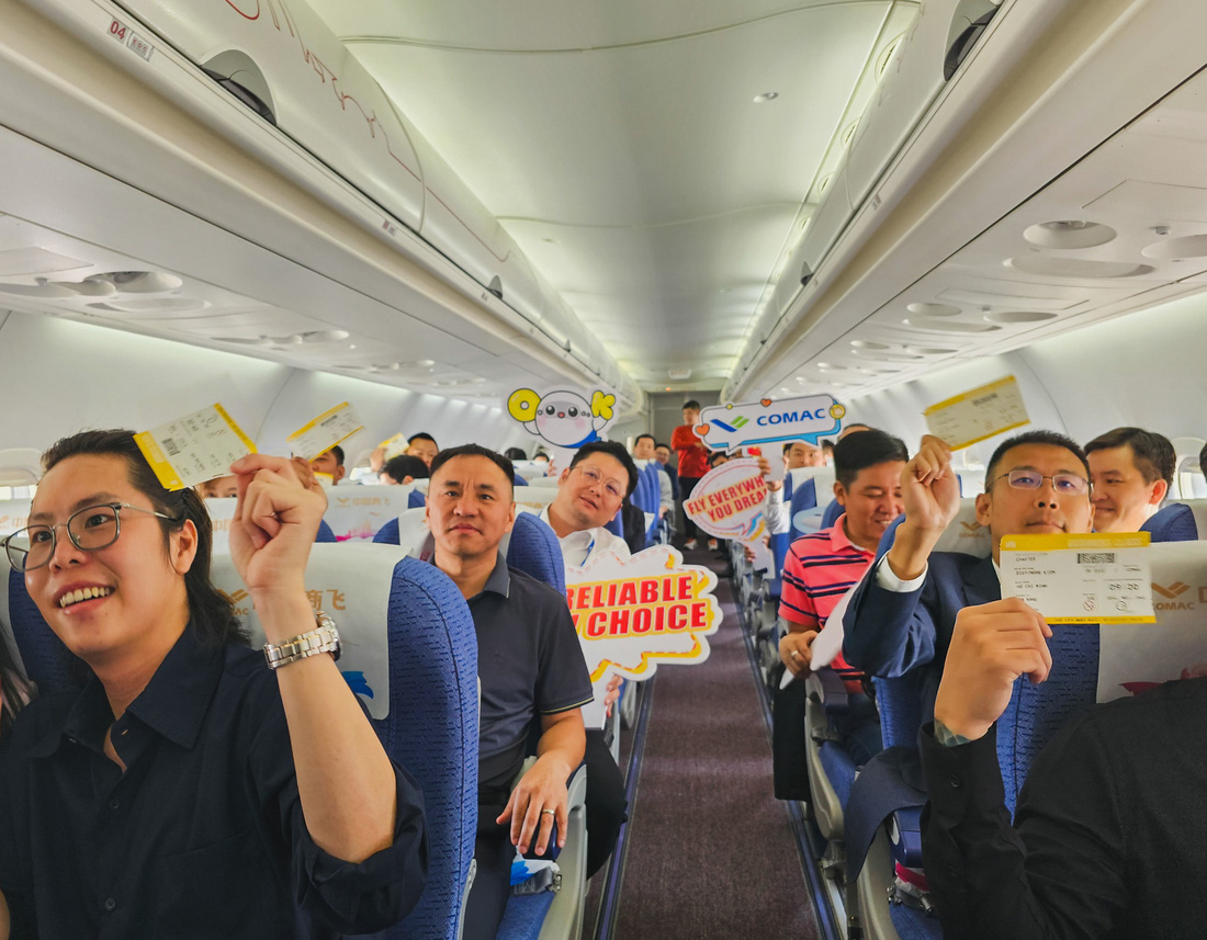 Hành khách hào hứng tham gia chuyến bay thử máy bay ARJ21 do Trung Quốc sản xuất - Ảnh: NGỌC ĐỨC