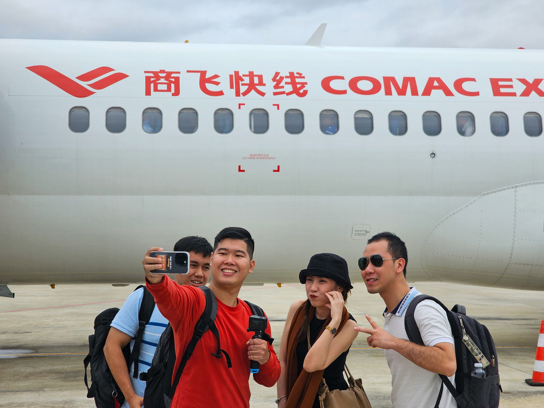 Hành khách hào hứng tham gia chuyến bay thử máy bay ARJ21 do Trung Quốc sản xuất - Ảnh: NGỌC ĐỨC