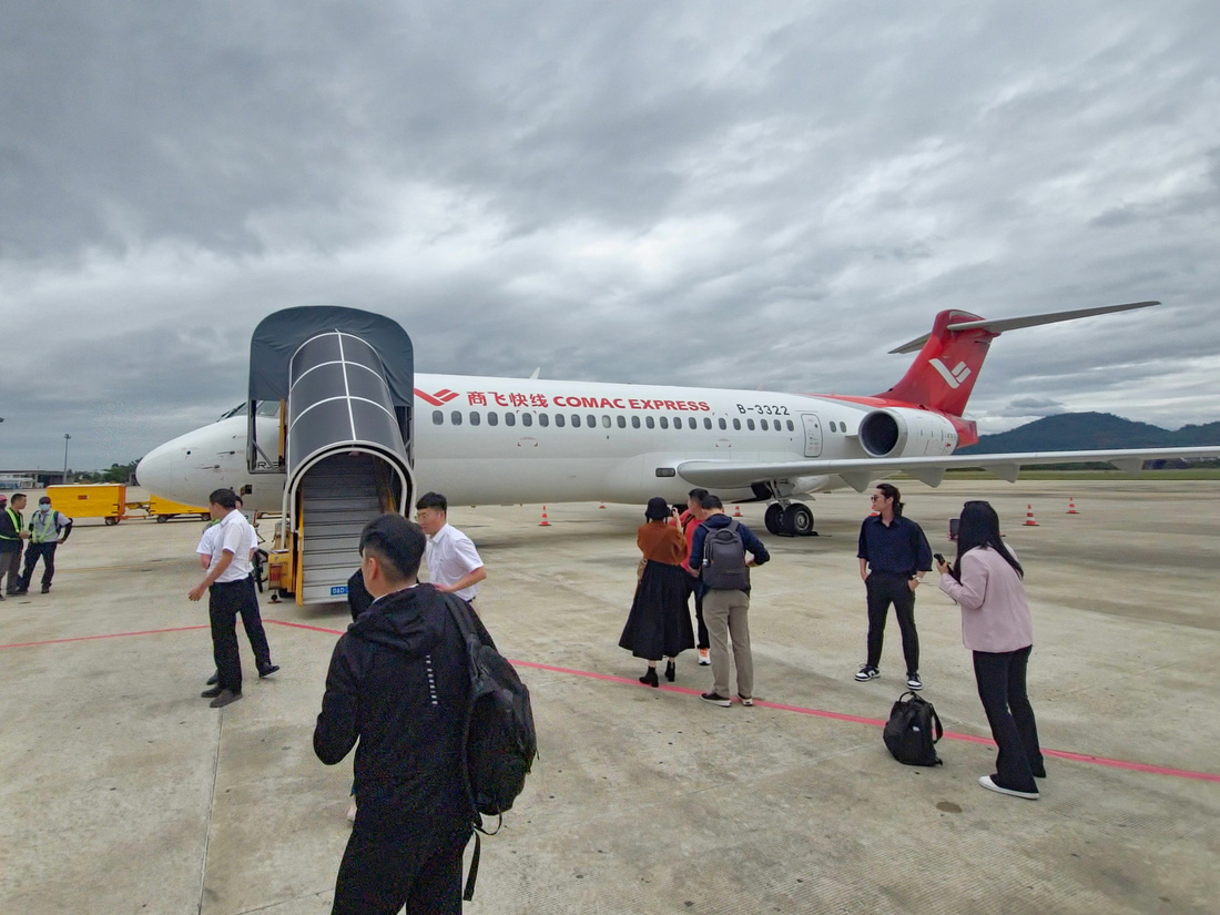 Hành khách di chuyển ra máy bay ARJ21 - Ảnh: NGỌC ĐỨC