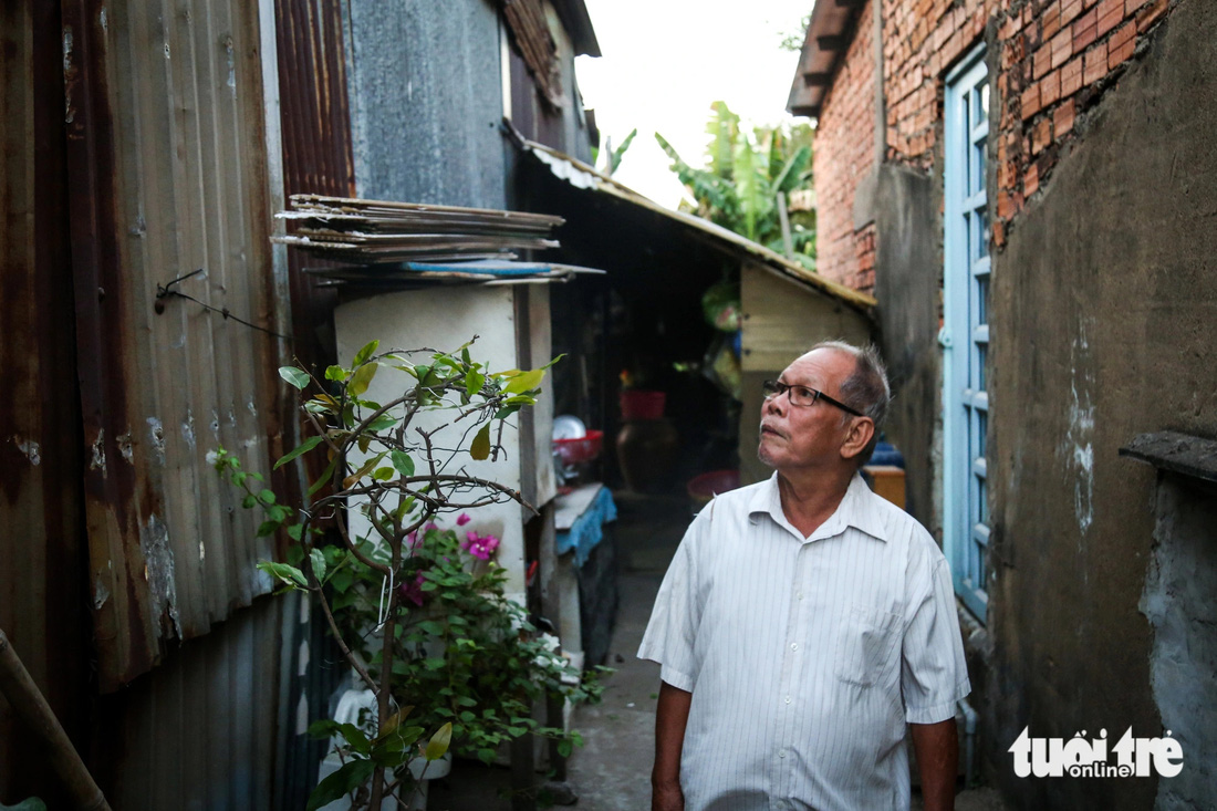 Chú Vi (65 tuổi) sống ở khu vực này từ năm 1993, đến nay gia đình thêm đông con cháu vẫn phải sống trong căn nhà tạm bợ, tường đắp vá bằng tôn.